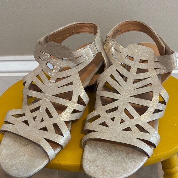 BareTraps gold/cream Cutout Sandals size 9 - Picture 1 of 6